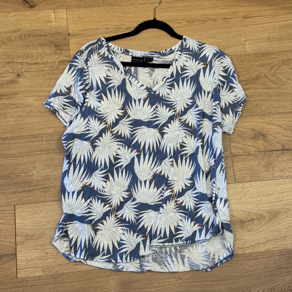 Rachel Zoe V-neck with White Leaf Print L 25 in P2P 20in